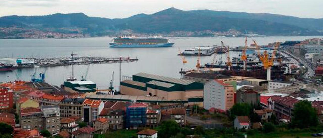 El &quot;Anthem of the Seas&quot; entrando en la ría de Vigo. // D.L.