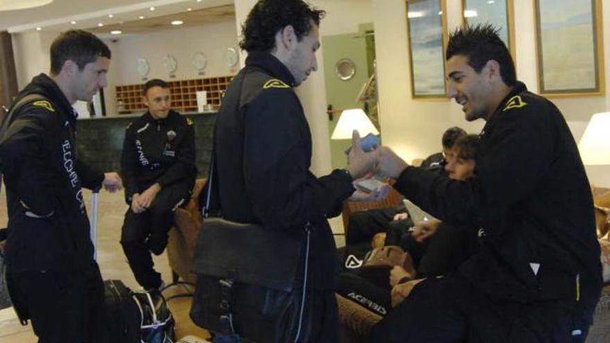 Los jugadores del Elche, ayer, en el hotel Milenio antes de comenzar el viaje hacia Córdoba.