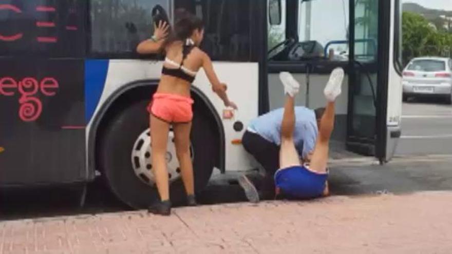 Graban una violenta agresión a un conductor de autobús en Ibiza