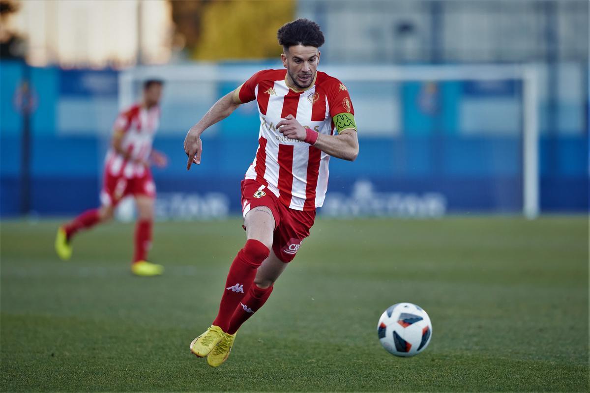 Raúl Ruiz progresa por la banda con el uniforme del Centenario sobre hierba artificial.