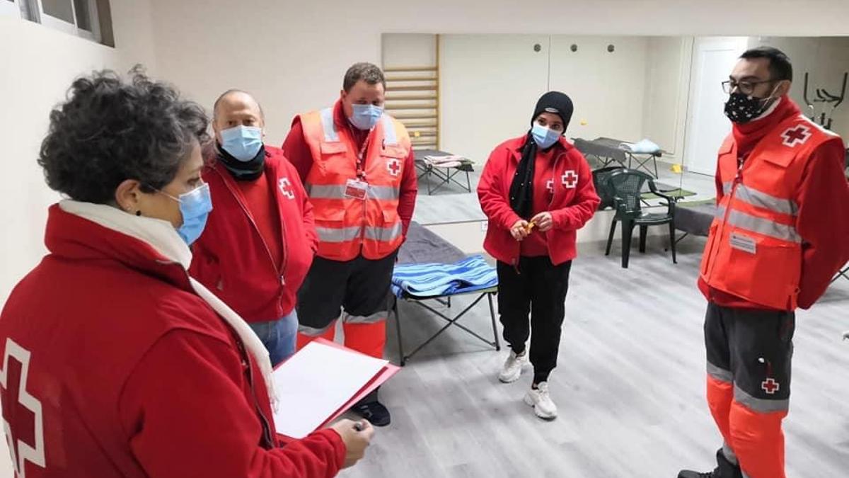 Voluntarios de Cruz Roja en Alzira atienden el albergue de emergencias, en una imagen de archivo.
