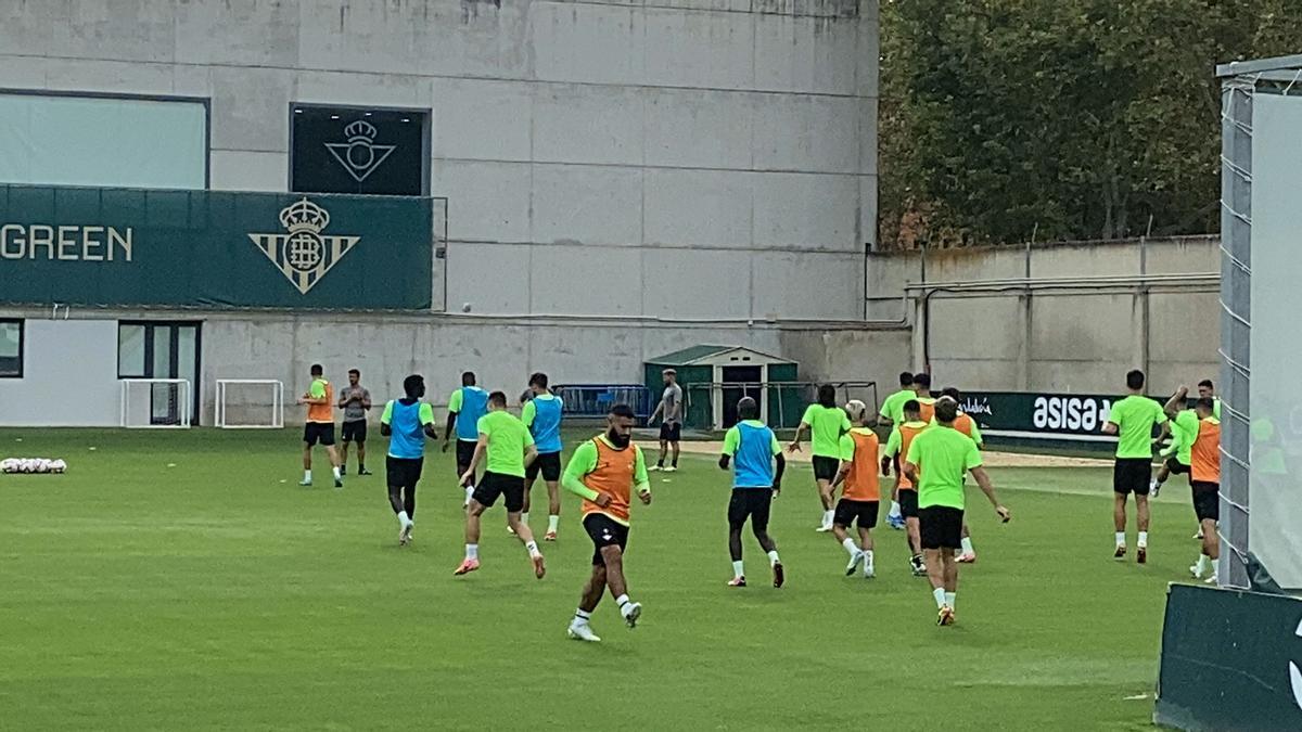 Segundo entrenamiento semanal del Real Betis antes de comenzar La Liga en casa frente al Girona