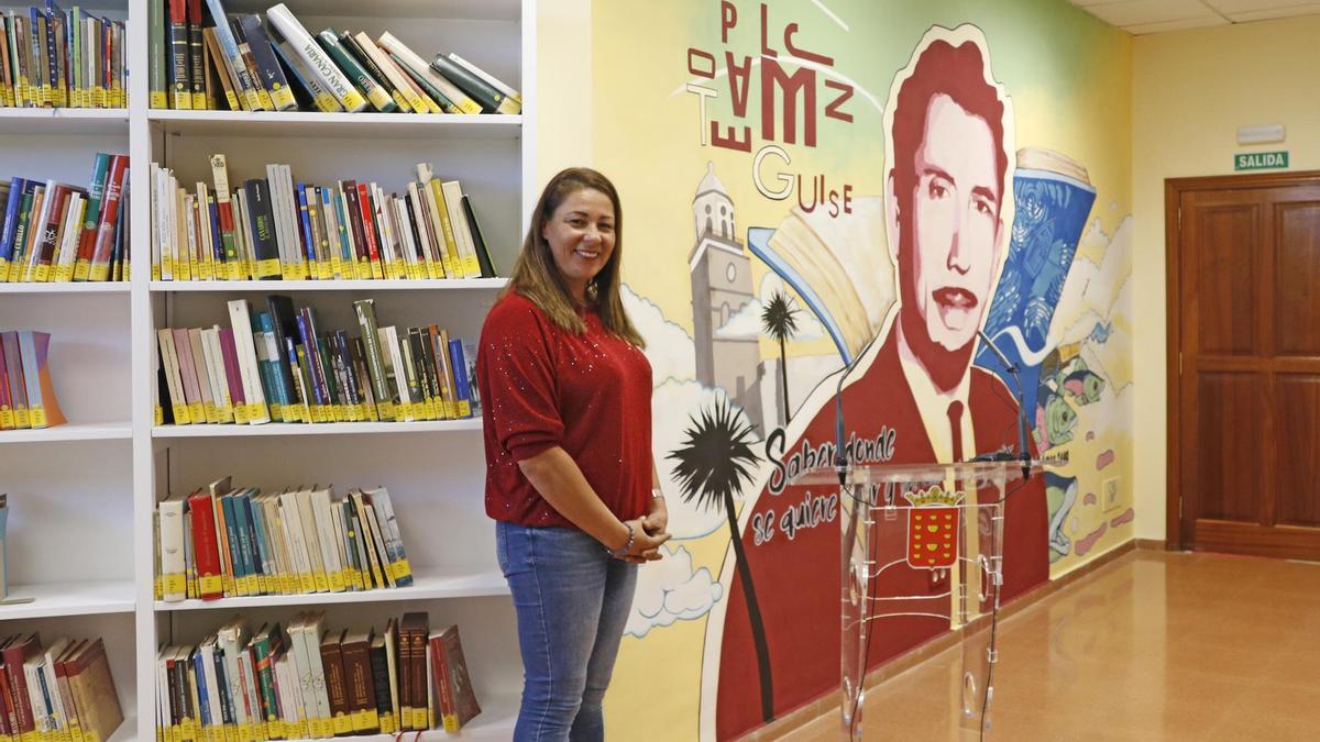 La consejera Miriam Barros, en la Sala Leandro Perdomo en la Biblioteca Insular.