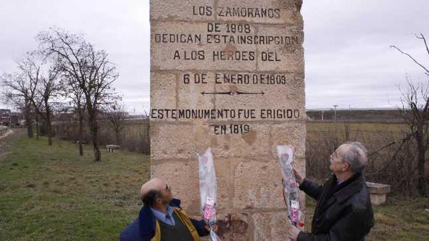Acto floral de homenaje a los zamoranos muertos en la Batalla de Villagodio, en el monolito que recuerda la gesta