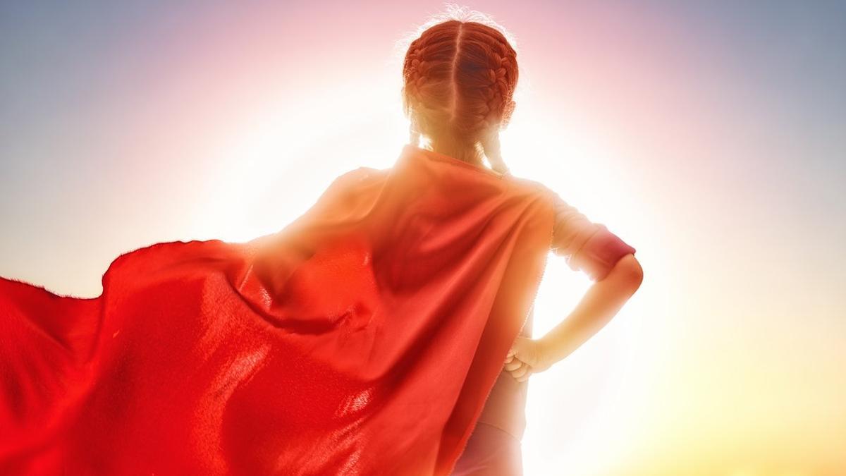 Una niña con capa de superheroína