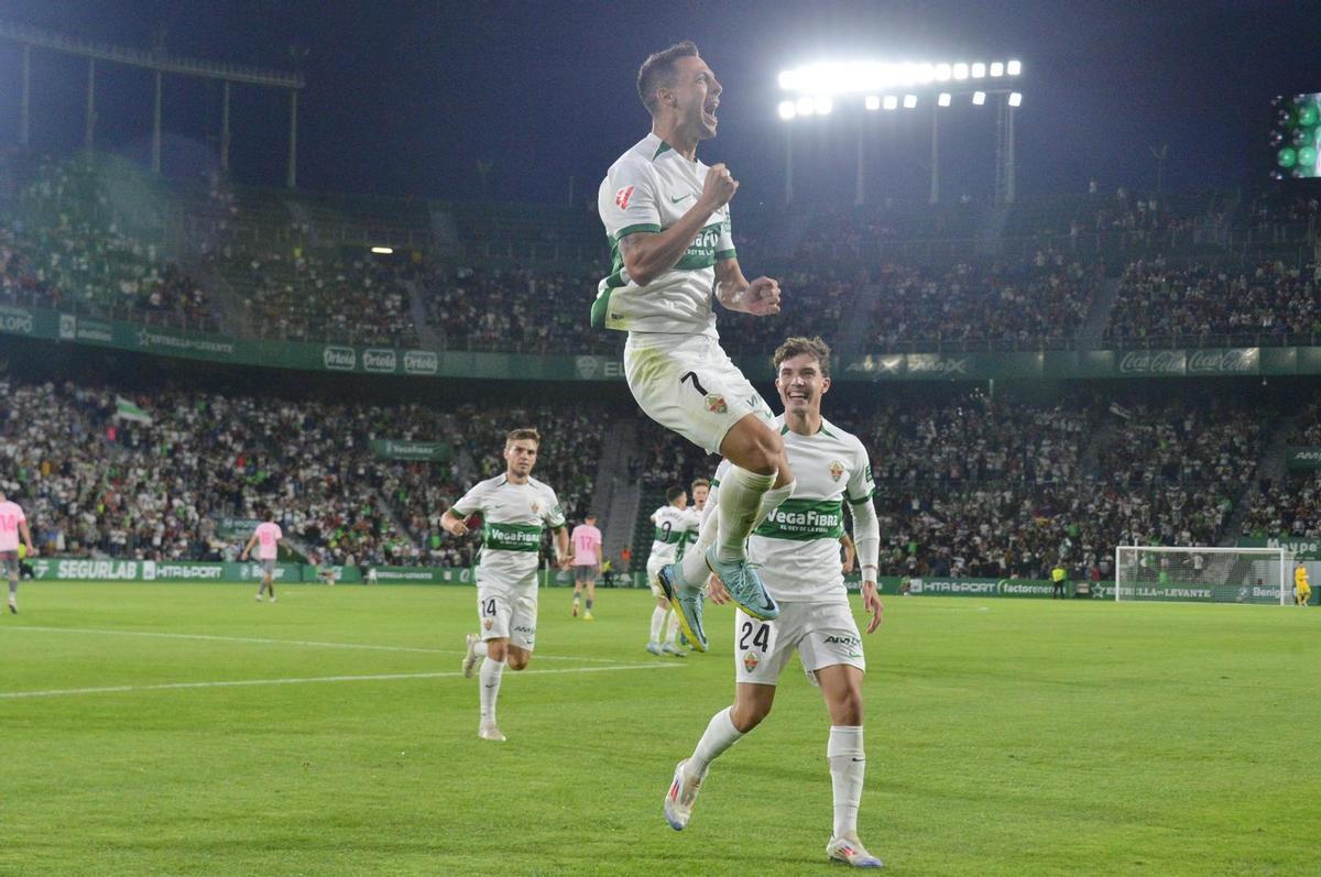 Óscar Plano celebra el primer tanto del Elche