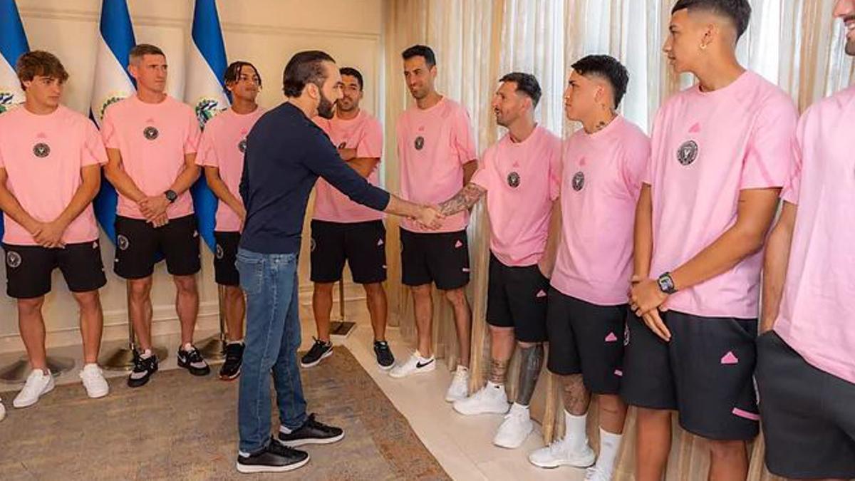 Bukele saluda a Messi, durante su encuentro con los jugadores del Inter Miami /