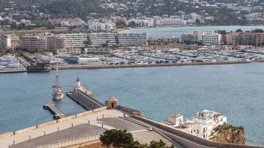 El puerto deportivo Botafoc Ibiza, en una imagen tomada desde Dalt Vila. | VICENT MARÍ