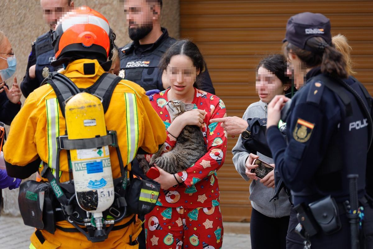 Un incendio provocado por un calefactor obliga a desalojar varias viviendas en Alcoy