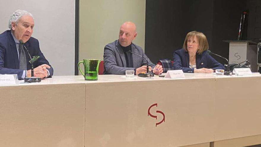 Antonio Pedraza, presidente de la Fundación Manuel Alcántara; Miguel Tello, presidente del Ateneo; y Araceli González, autora de la obra, durante la presentación