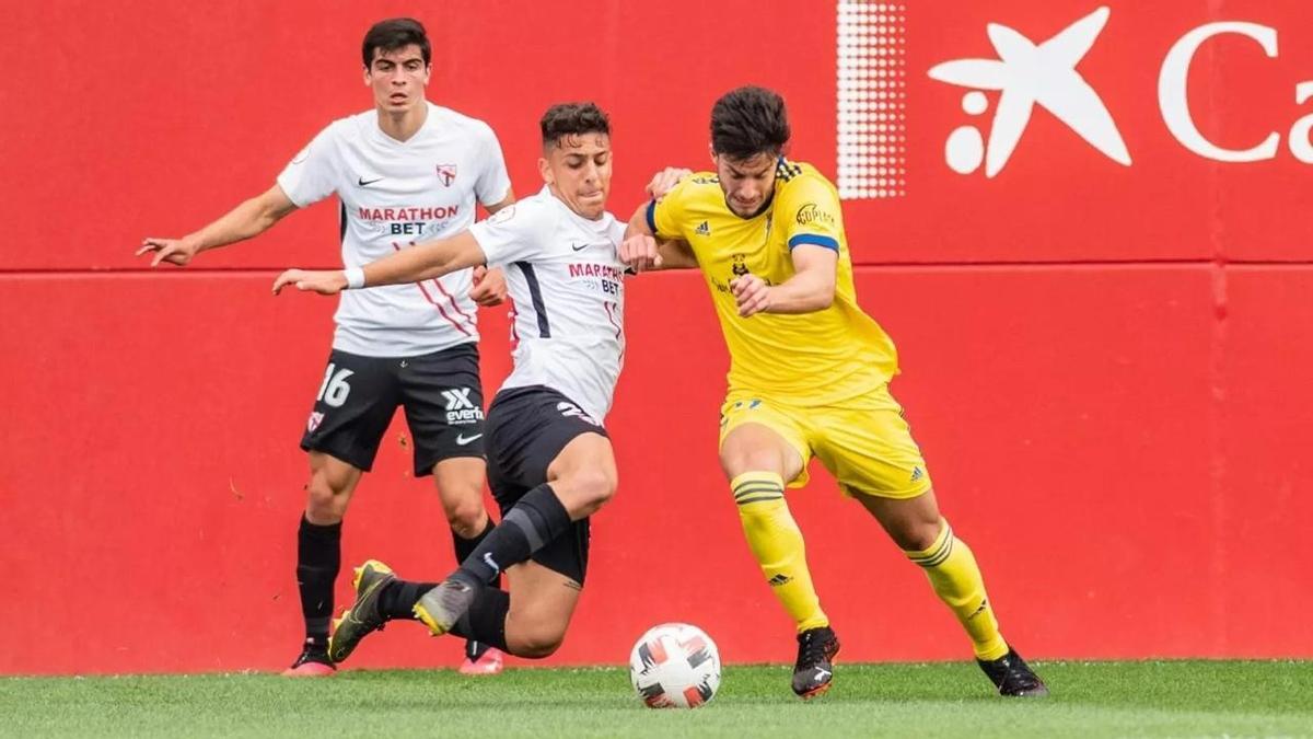 Juan María Alcedo intenta cortar el avance del cadista Duarte, el 25 de abril del 2021, en el partido entre el Sevilla Atlético y el Cádiz B.