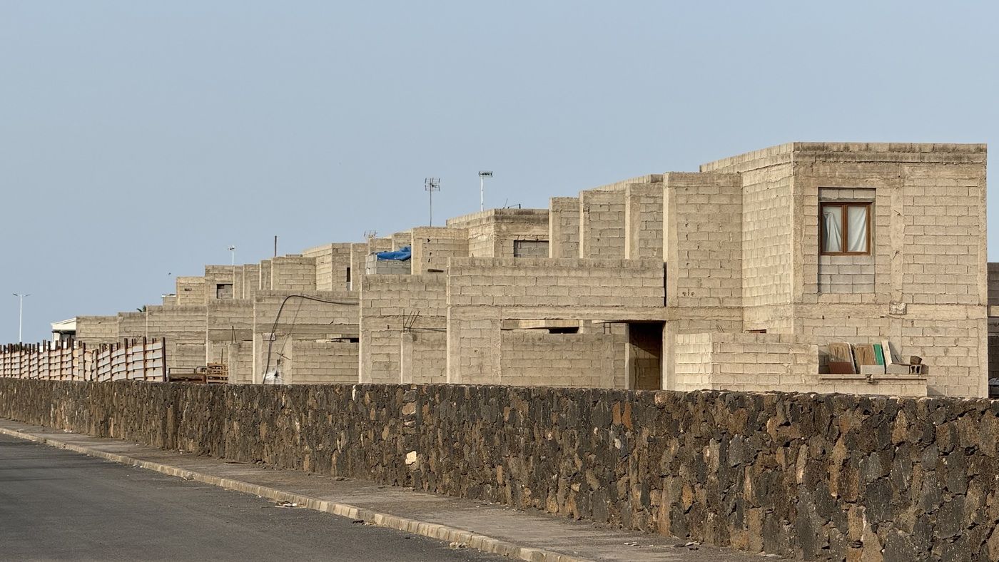 Urbanización de okupas próxima al Faro de Pechiguera, en Playa Blanca (Yaiza)