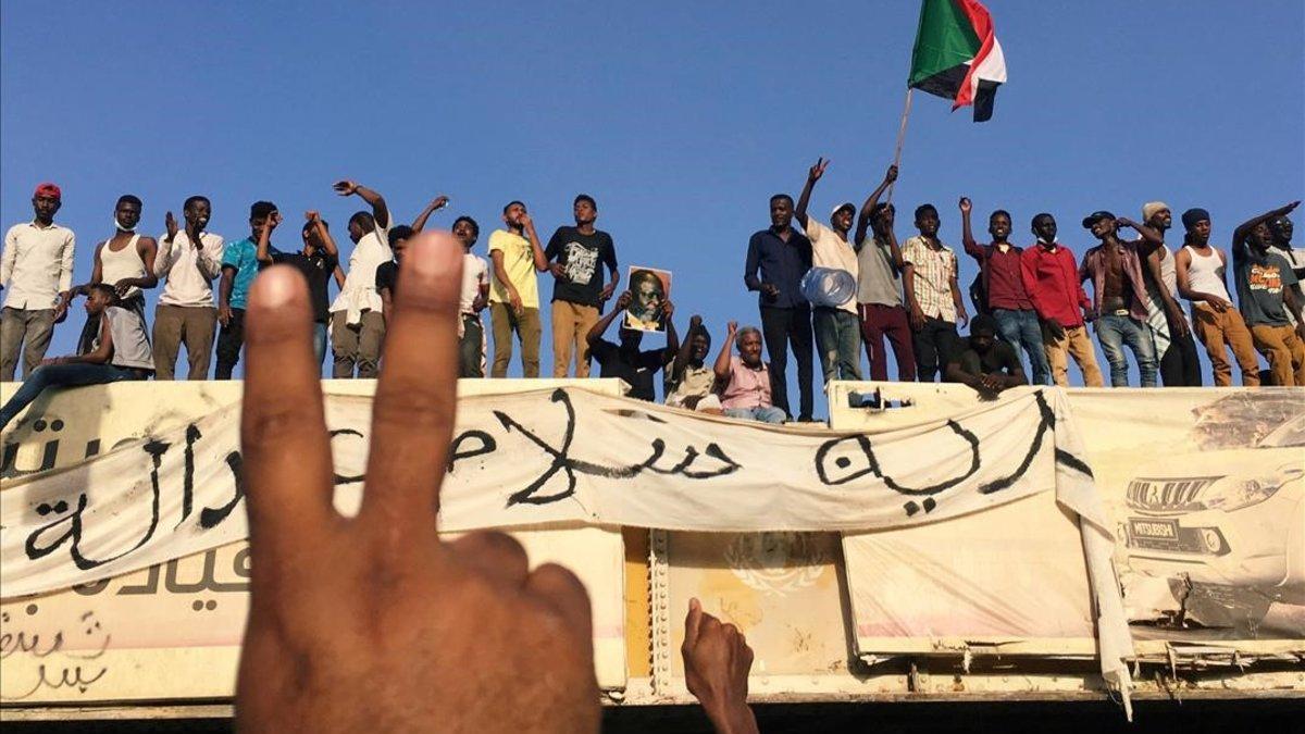 Manifestantes sudaneses piden la dimisión del presidente ante la sede del ministerio de Defensa en Jartum.