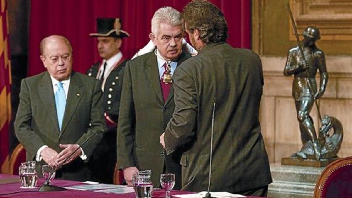 Benach impone la medalla de 'president' a Maragall, en el 2003, después de que Pujol se negase a hacerlo.