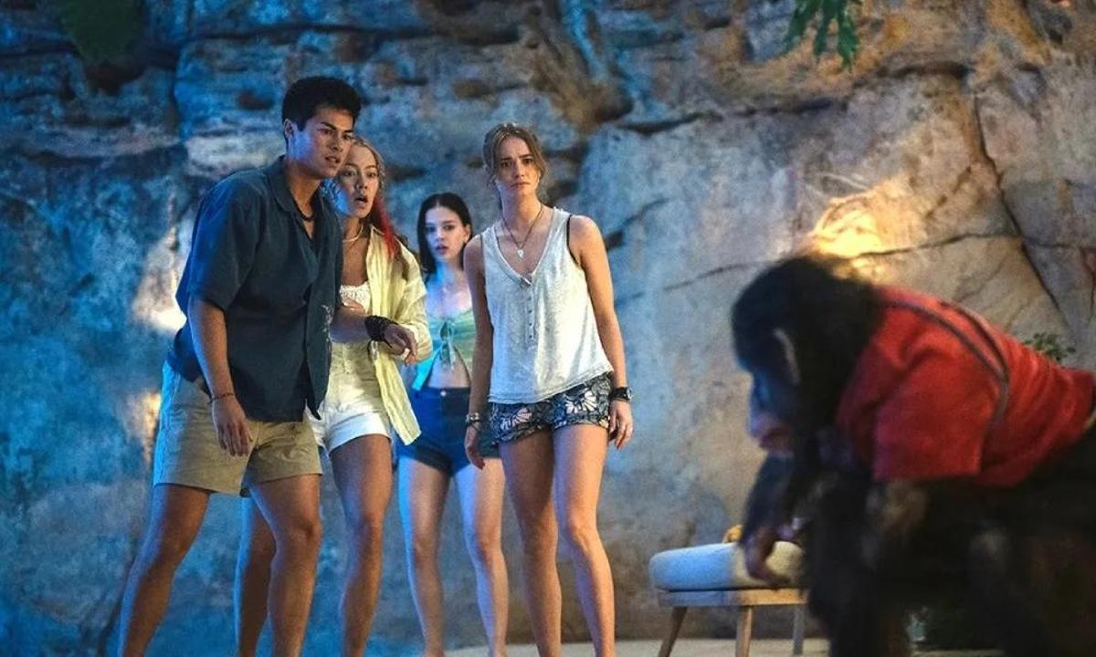 A la vez inquietante y risible, la película narra la carnicería provocada por un chimpancé domesticado pero rabioso en una mansión llena de jóvenes insulsos y deliberadamente prescindibles.