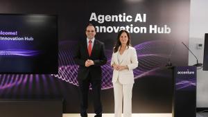 El secretari de Telecomunicacions i Transformació Digital de la Generalitat de Catalunya, Albert Tort, y la presidenta y CEO de Accenture en España, Mercedes Oblanca, durante la inauguración del Agentic AI Innovation Hub, en Barcelona.