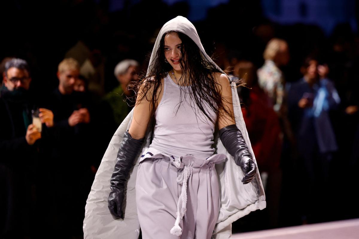 Rosalía en el desfile de Louis Vuitton en París