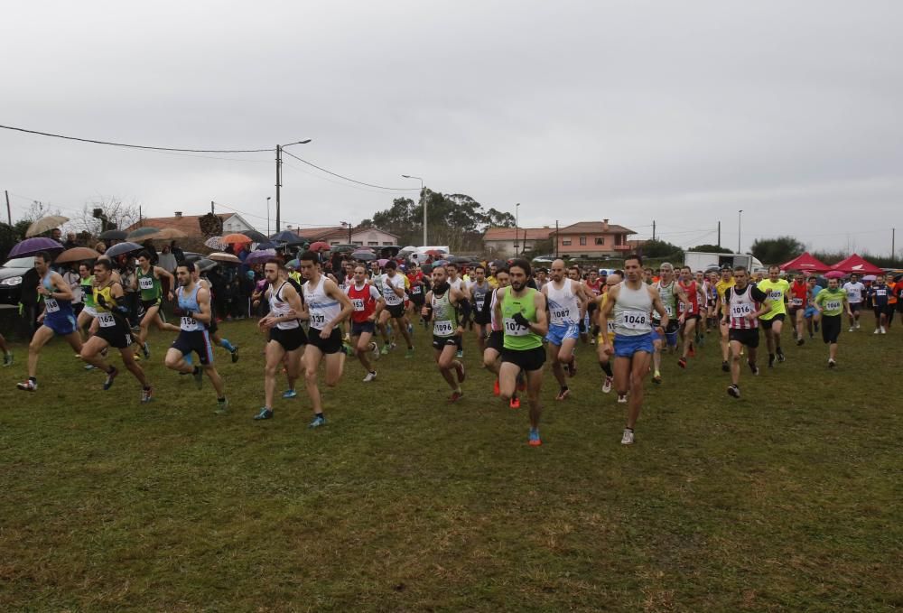 Cientos de corredores en el Trofeo San Miguel de Oia.