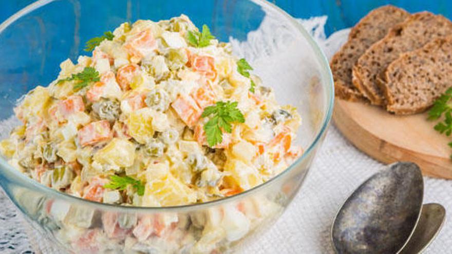 Aprèn a preparar una ensaladilla russa baixa en calories.