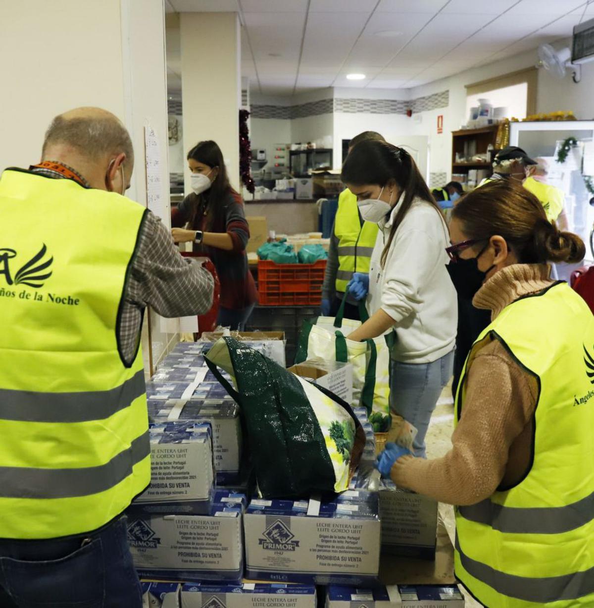 Voluntarios trabajando en el reparto de alimentos. | ÁLEX ZEA