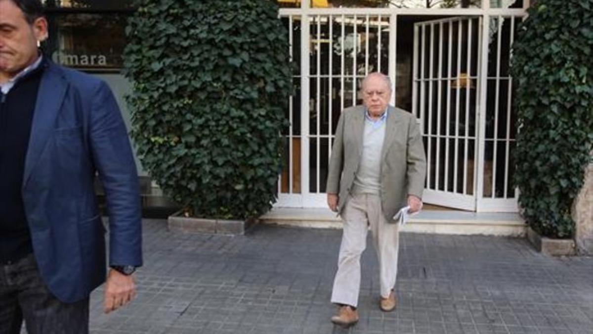 9.50 horas. El 'expresident' Jordi Pujol sale de su domicilio en la ronda General Mitre de Barcelona.