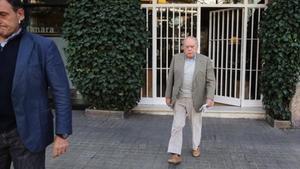 9.50 horas. El ’expresident’ Jordi Pujol sale de su domicilio en la ronda General Mitre de Barcelona.