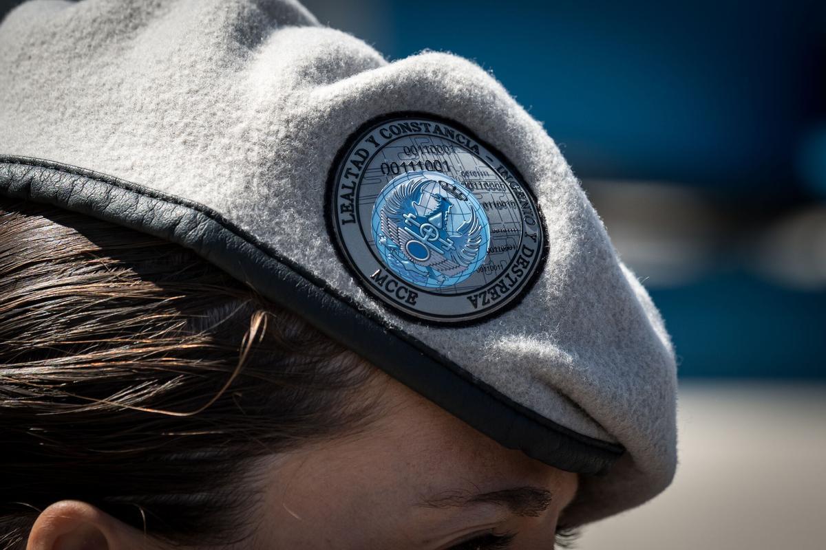 Parche con escudo en boina militar del Mando Conjunto del Ciberespacio (MCCE) en la Base de Retamares, a 14 de mayo de 2026, en Pozuelo de Alarcón, Madrid (España). El monarca conoce de primera mano los sistemas avanzados de vigilancia y respuesta ante ciberamenazas que protegen las redes de información militares y garantizan la seguridad digital nacional. 14 MAYO 2026 Diego Radamés / Europa Press 14/05/2026. Diego Radamés