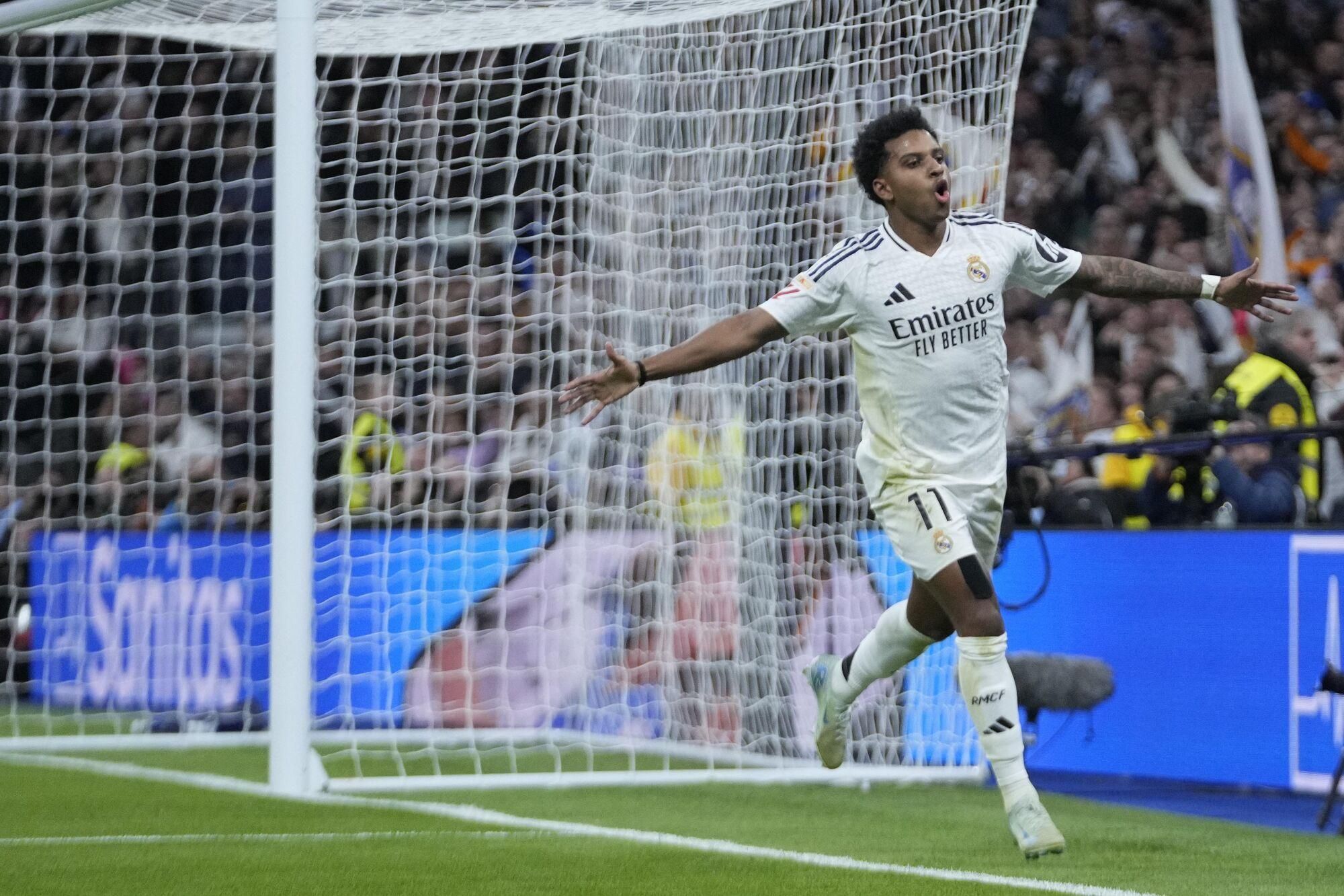 Real Madrid's Rodrygo celebrates after scoring his side's third goal during the Spanish La Liga soccer match between Real Madrid and Sevilla at the Santiago Bernabeu Stadium in Madrid, Spain, Sunday, Dec. 22, 2024. (AP Photo/Bernat Armangue). EDITORIAL USE ONLY / ONLY ITALY AND SPAIN
