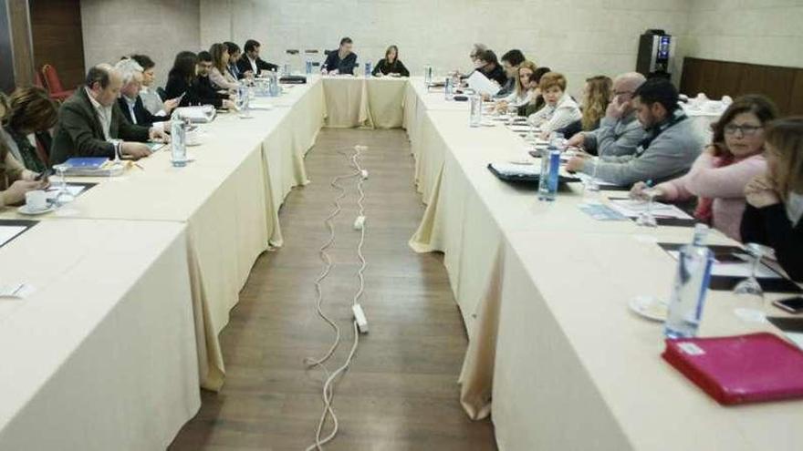 La mesa de mediación, reunida ayer en una sala del hotel Ciudad de Vigo. // J.L.