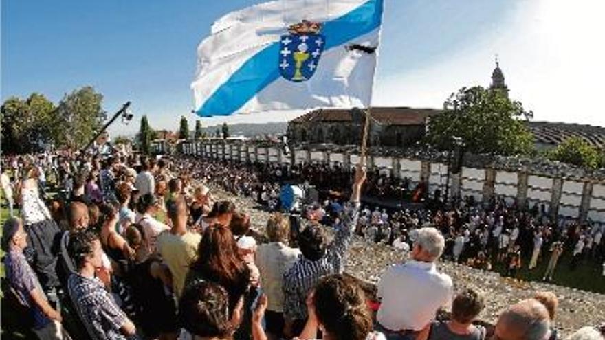 Homenatge civil a les víctimes a Santiago de Compostel·laL&#039;antic cementiri compostel·là de Bonaval va acollir un emotiu homenatge civil a les víctimes del tràgic accident ferroviari ocorregut fa una setmana pels voltants de Santiago. L&#039;acte va ser organitzat conjuntament pel Parlament de Galícia, la Xunta i l&#039;Ajuntament, i el gaiter Xosé Manuel Budiño va interpretar un tema en honor a les víctimes d&#039;aquesta tragèdia. Paral·lelament, la plaça de l&#039;Obradoiro va acollir una vigília convocada per les parròquies.