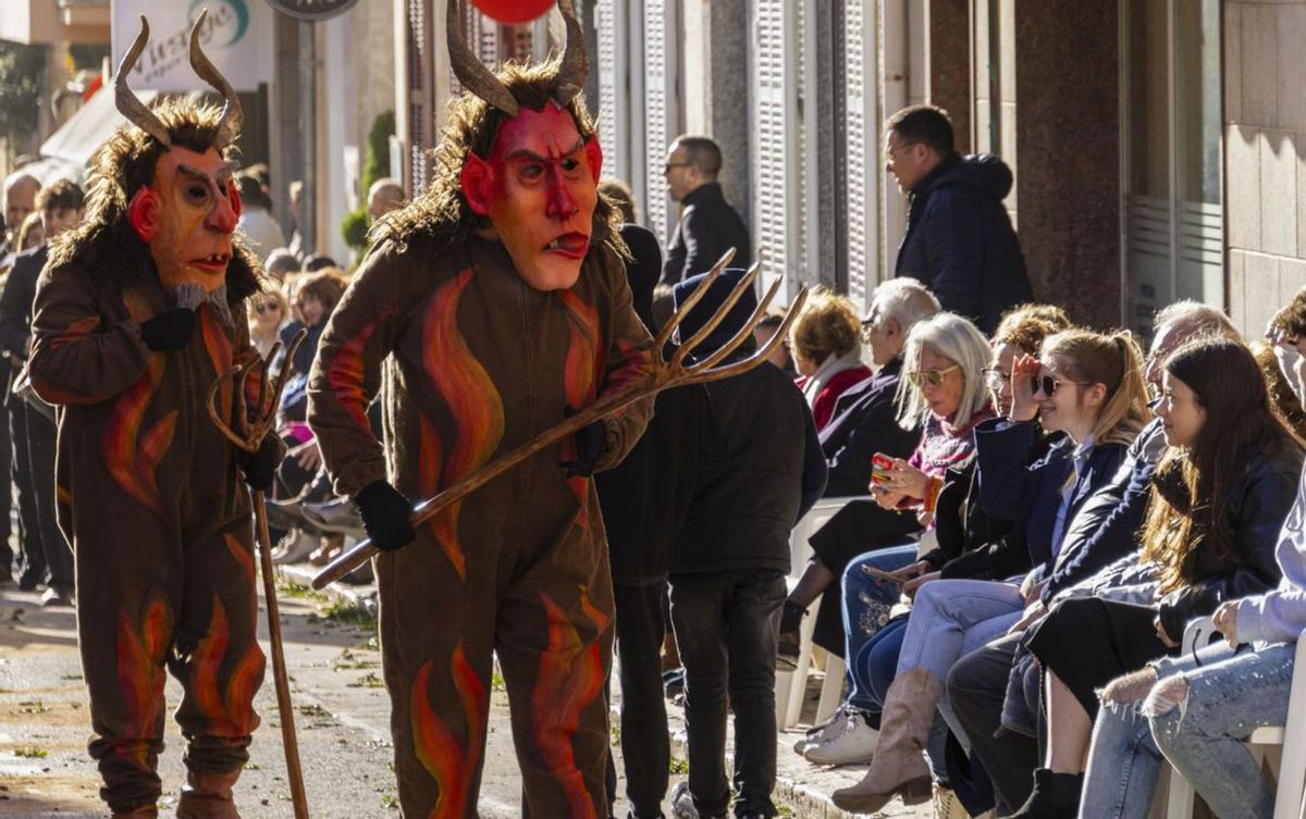 Los ‘dimonis’ diviertieron a los espectadores congregados en Muro. | CATI CLADERA / EFE