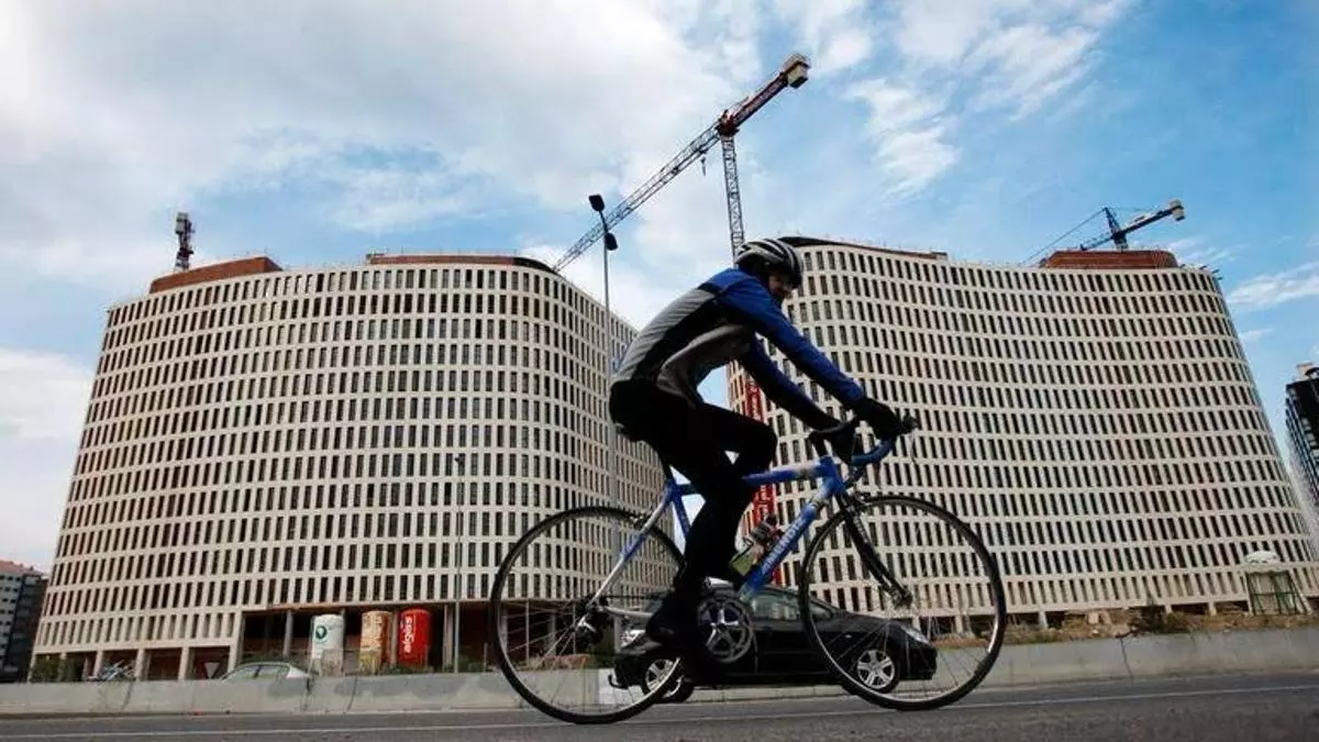 Vecinos piden el desalojo de las viviendas públicas de Navia usadas como narcopisos