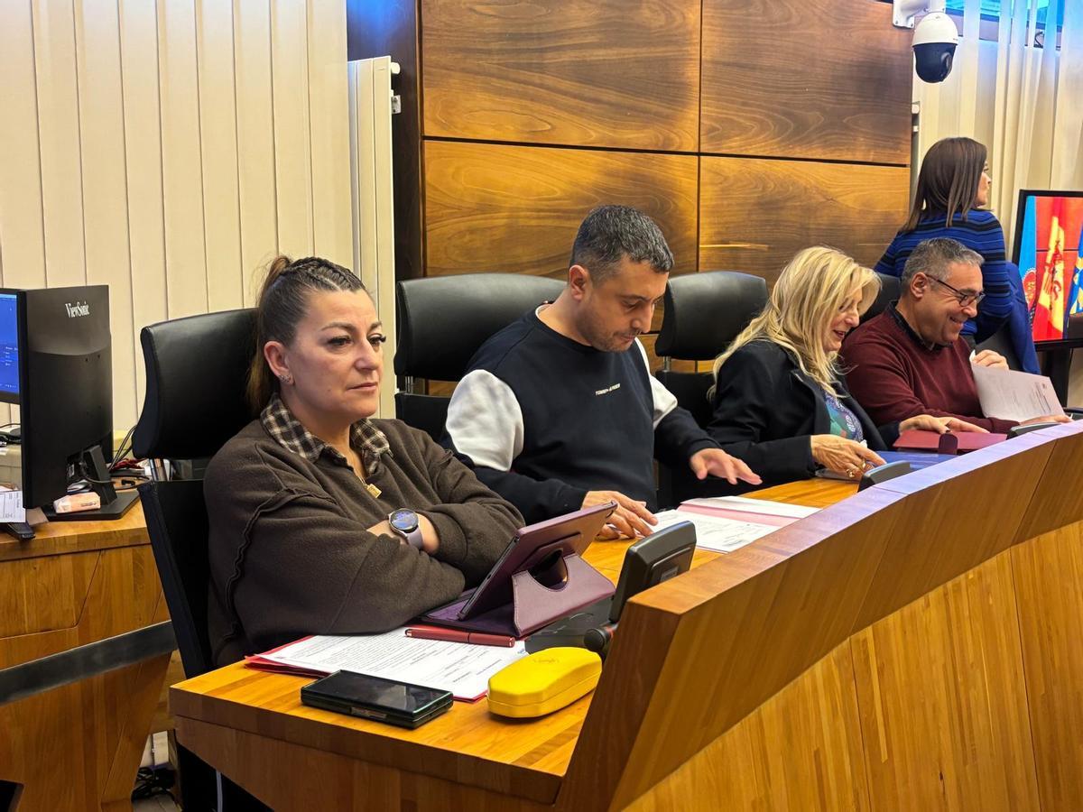 Por la izquierda, Tere Álvarez (IU), y los ediles socialistas Javier Rodríguez, Aurora Cienfuegos y Pergentino Martínez, al inicio del segundo de los plenos celebrados ayer por la Corporación.