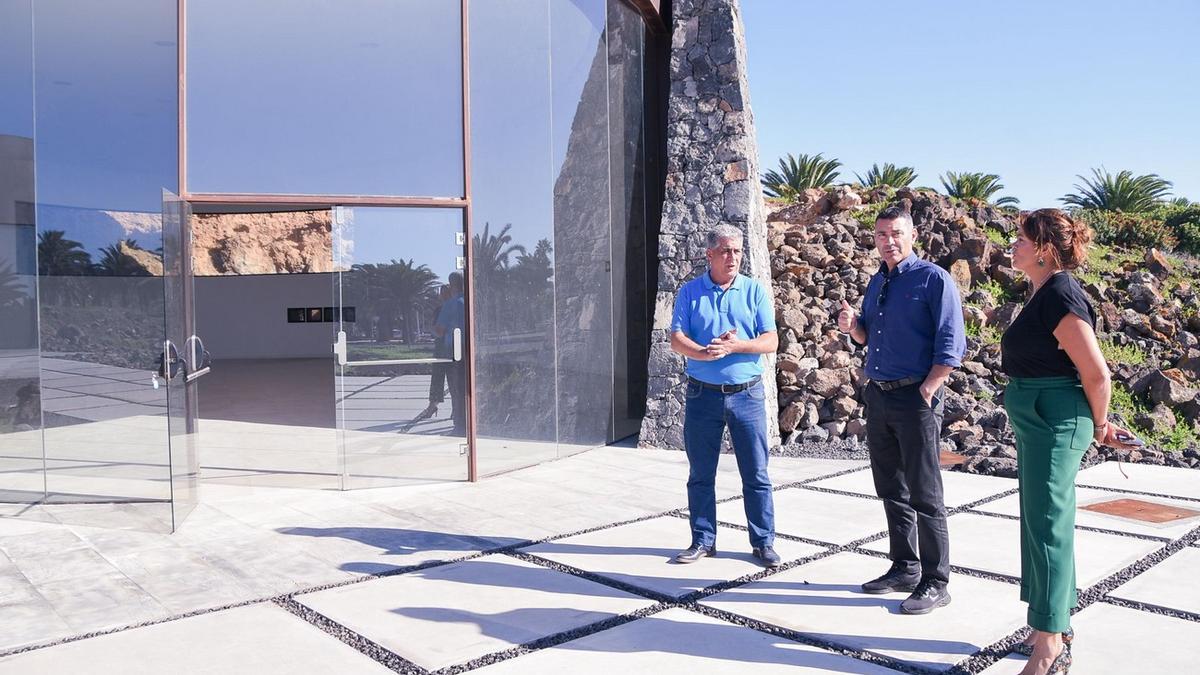 Imagen del alcalde de Teguise, Oswaldo Betancort, visitando la obra del Centro Cívico de Costa Teguise.