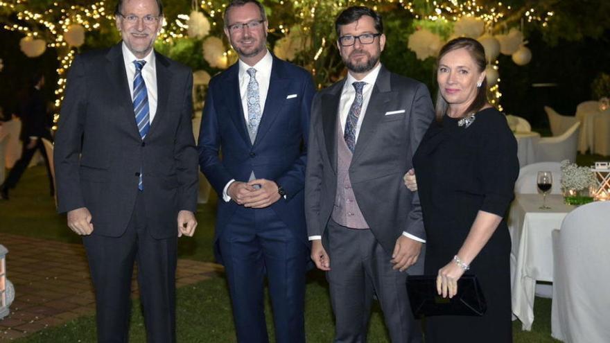 Rajoy, a la izquierda y su esposa, Elvira Rodríguez, flanquean a Javier Maroto -junto al presidente del Gobierno-, y a Josema Rodríguez. efe