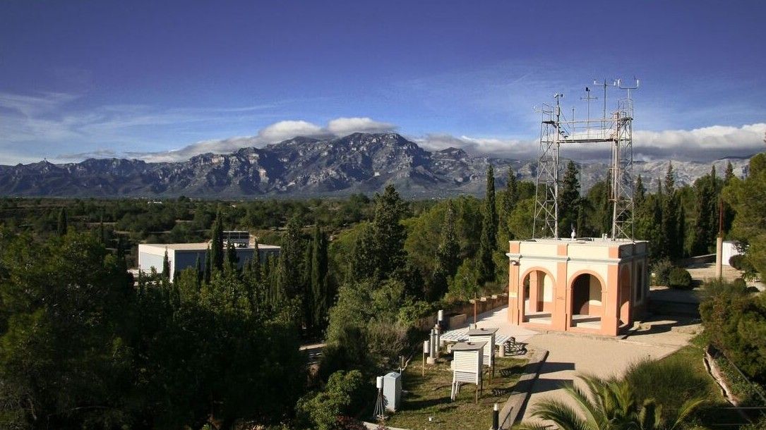 Vista general del Observatori de l'Ebre, situado en la localidad tarraconense de Roquetes (Baix Ebre).