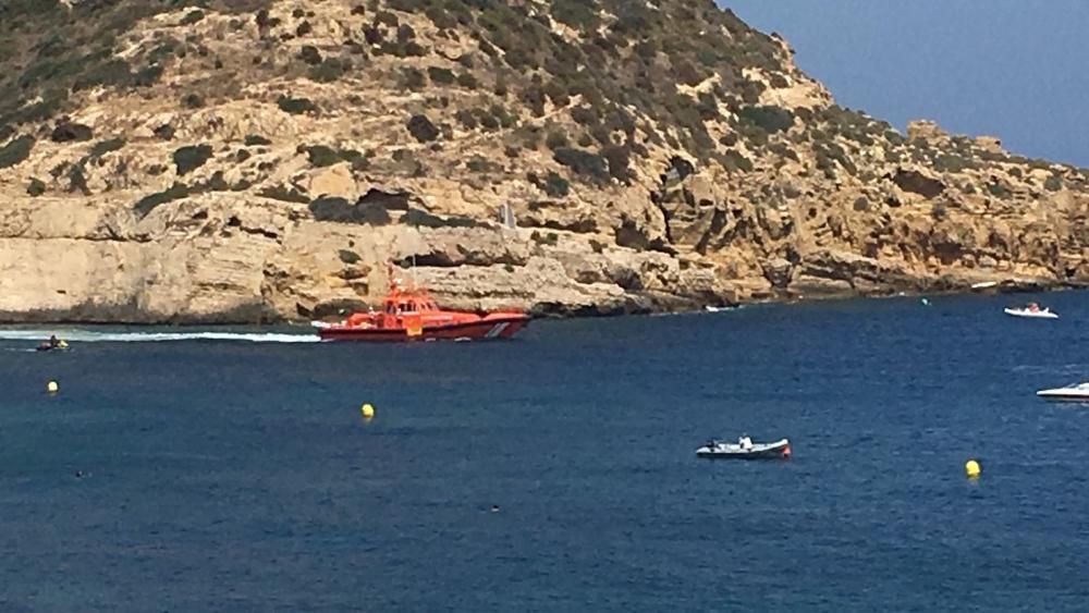 Se hunde un yate en el Portitxol de Xàbia