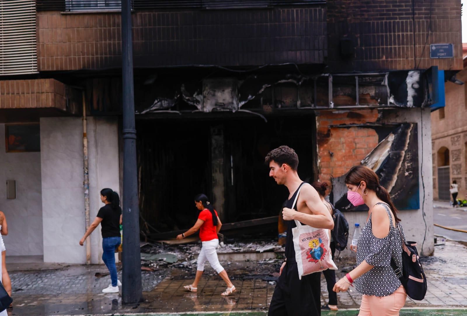 Los vecinos desalojados por el incendio en la avenida del Puerto esperan para entrar en sus casas