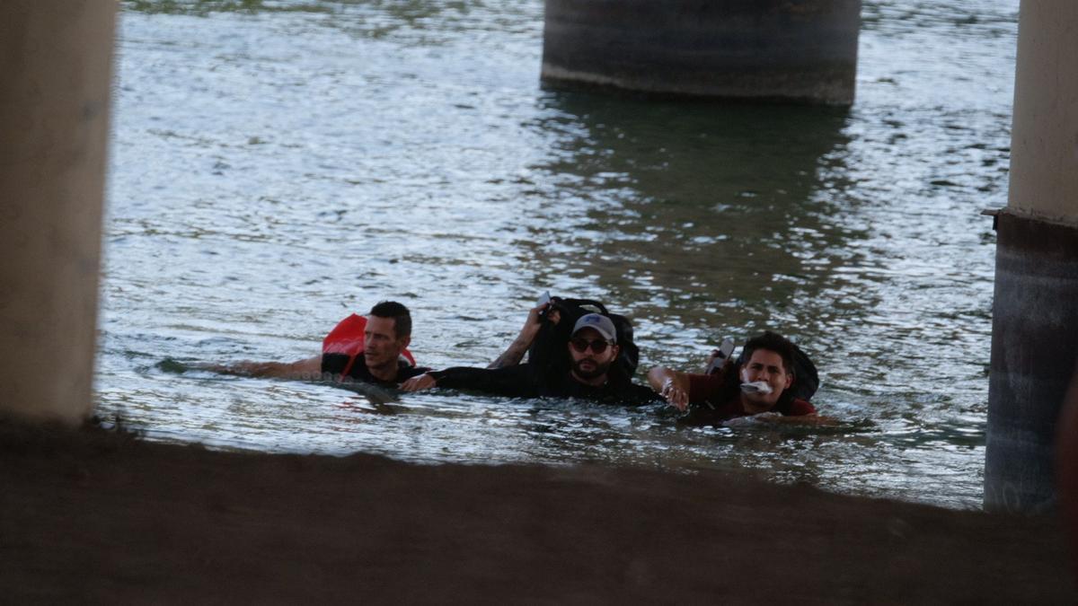 Los migrantes remontan a nado el río Bravo para llegar a Estados Unidos.