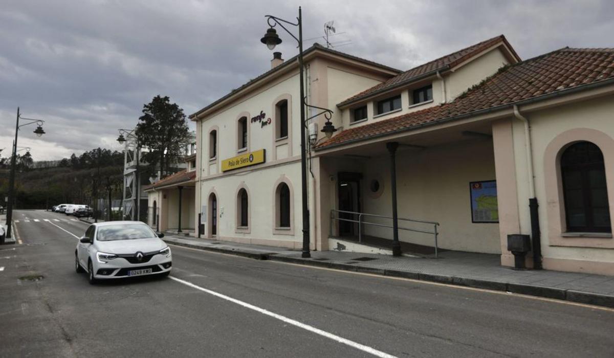 Exterior de la estación de Feve en Pola de Siero (Asturias).