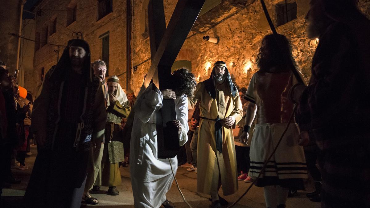 Participantes en los actos del Jueves Santo en Verges (Girona). Forman parte de una procesión que representa el recorrido de Jesús hasta el Calvario