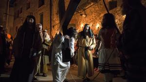 Participantes en los actos del Jueves Santo en Verges (Girona). Forman parte de una procesión que representa el recorrido de Jesús hasta el Calvario.