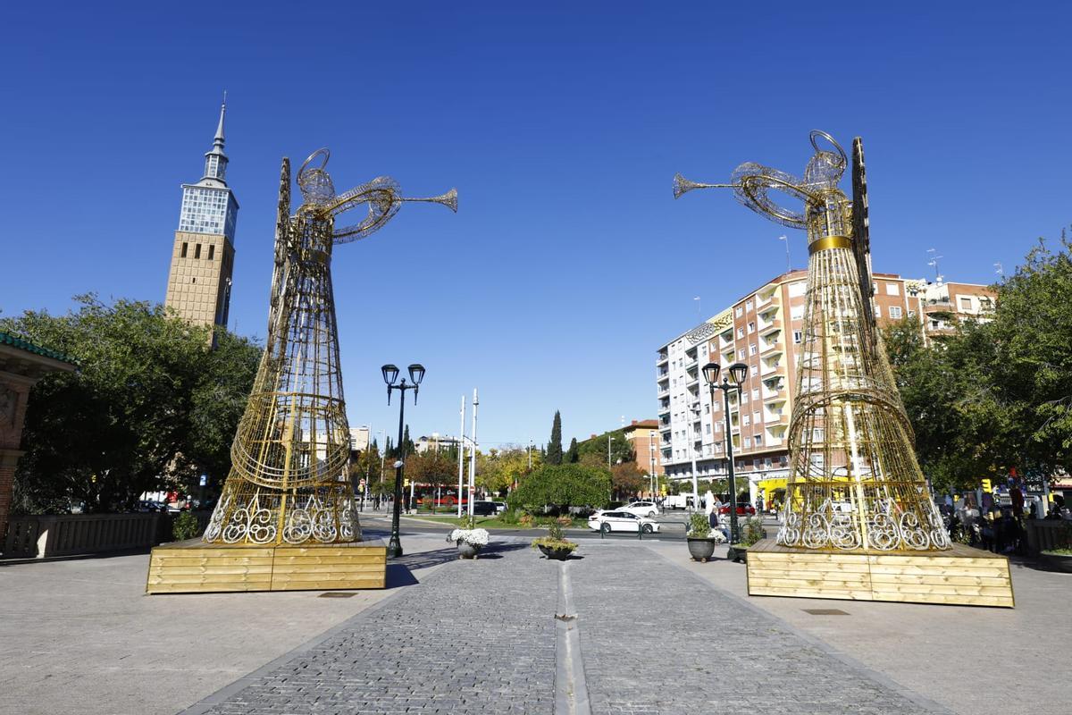 Ángeles de Navidad colocados en la entrada del parque Grande José Antonio Labordeta