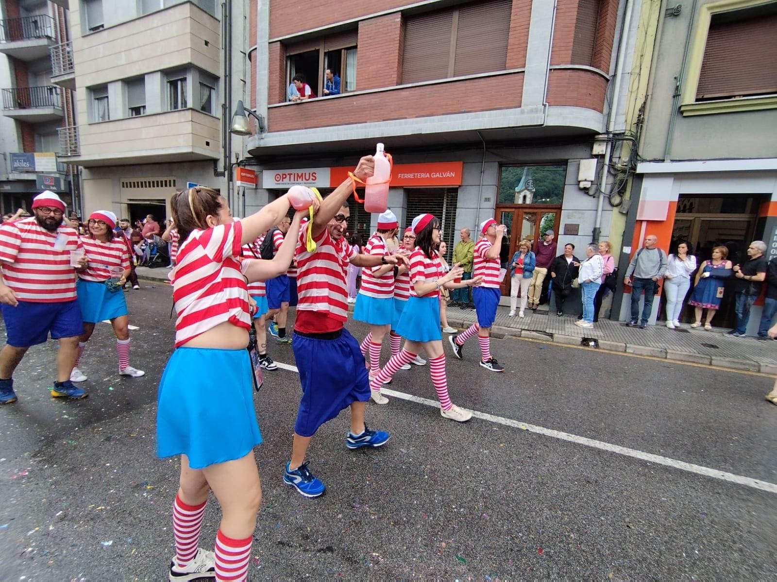 Así está siendo el Descenso Folklórico del Nalón, con 7.000 navegantes