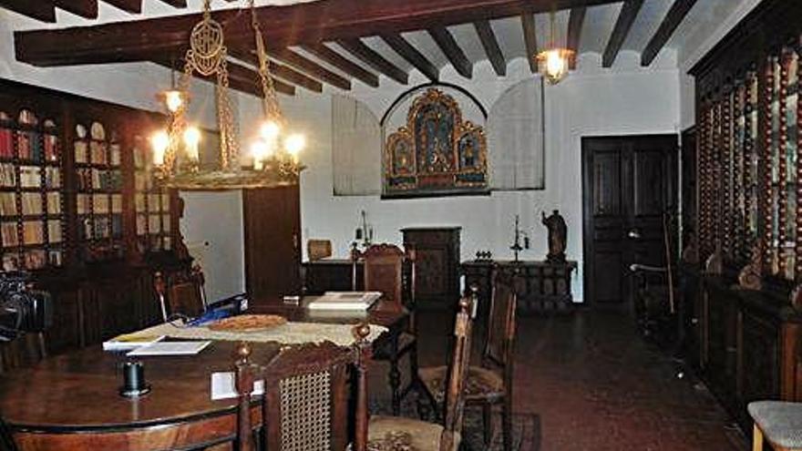 La sala principal de la Bianyal amb altar, biblioteca i mobles noucentistes.