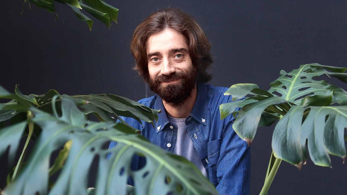 El escritor sandanderino Juan Gómez Bárcena, autor de 'Mapa de soledades', en Barcelona.