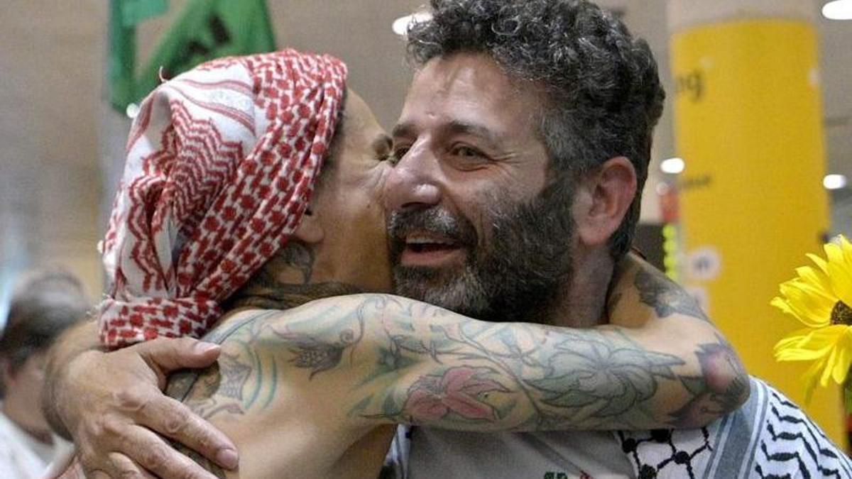 L’activista Saif Abukeshek, a l’arribada a l’aeroport del Prat, ahir. | MANAURE QUINTERO / AFP
