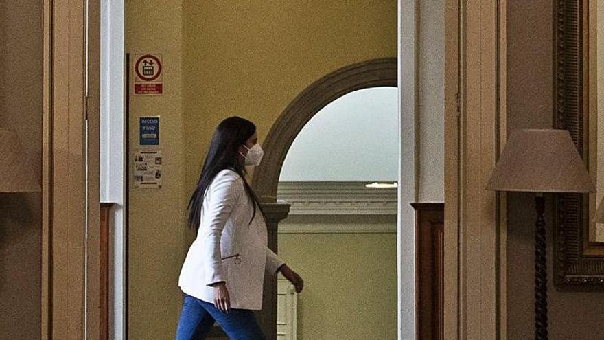 La diputada de Cs Vidina Espino, en los pasillos del Parlamento regional. | | RAFA AVERO