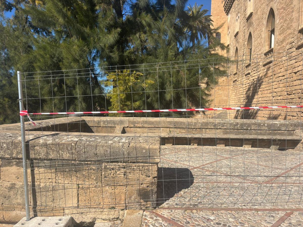 Große Risse und abgerutschte Seitenteile: So kaputt ist die Treppe vor Palmas Kathedrale