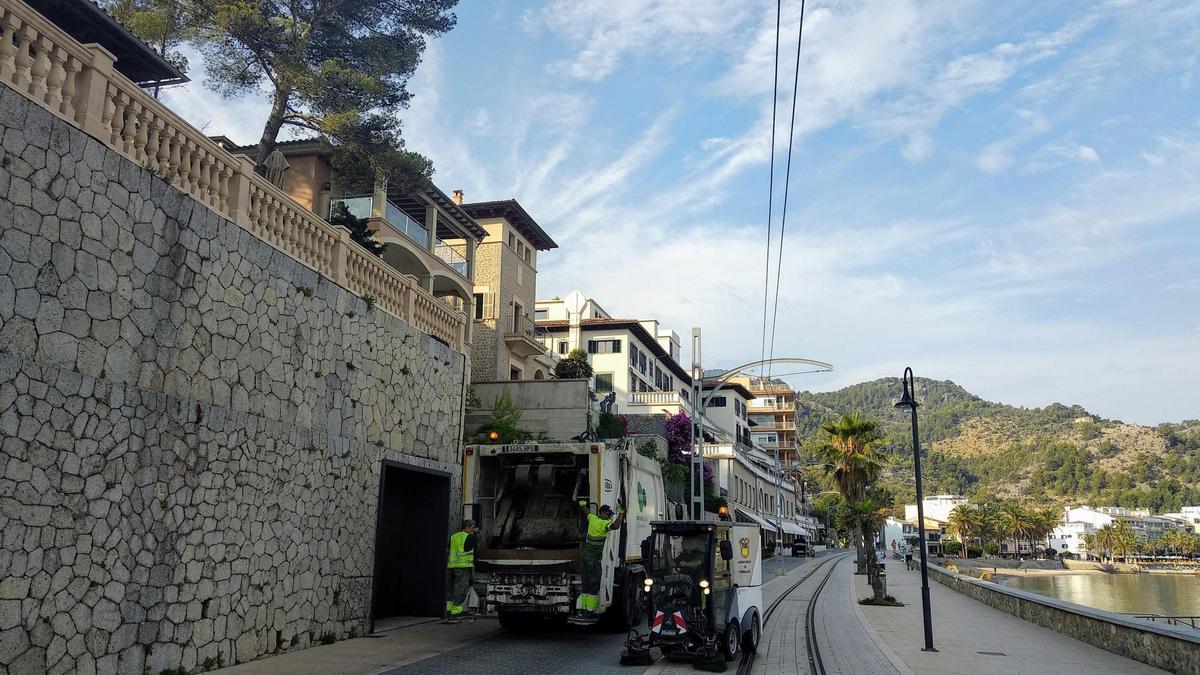 Operarios de la recogida de residuos en el Port de Sóller, en una imagen de archivo.